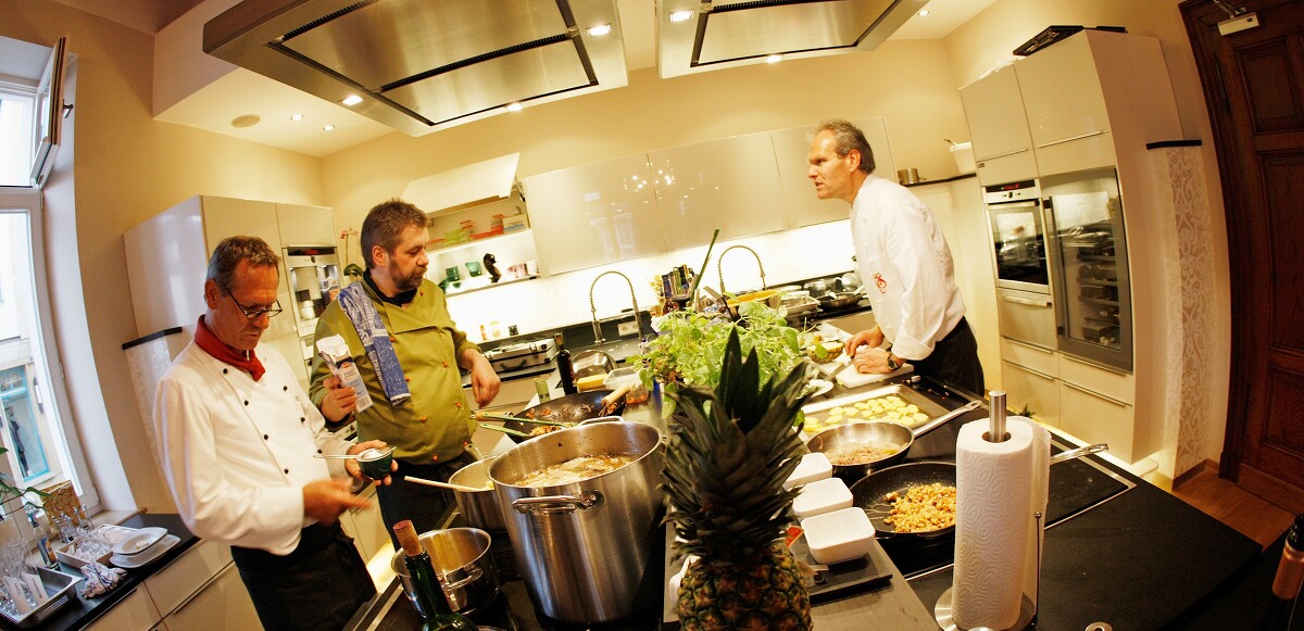 WIR BRINGEN SIE ZUM KOCHEN WIR BRINGEN SIE ZUM KOCHEN